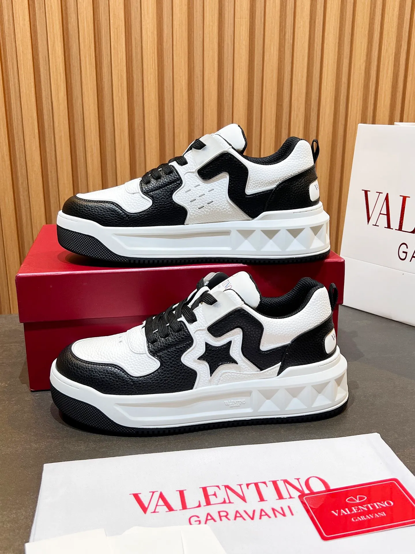👟👟Ex-factory price 660👟👟 𝑽𝒂𝒍𝒆𝒏𝒕𝒊𝒏𝒐Valentino 𝑶𝒏𝒆𝑺𝒕𝒖𝒅 Couple casual sports shoes series Valentino 2024 new couple sports shoes are on sale. The original ZP was purchased and dismantled. Repeated pattern making and modification. I tried my best to restore it one to one! Top luxury masterpiece Signature five-pointed star design Soft and comfortable genuine leather with contrasting colors brings excellent and elegant texture and excellent on-foot comfort Top purchasing version upper: imported calfskin surface/original oil edge craftsmanship Outsole: original development 𝐓𝐏𝐔 two-color combination outsole Packaging: original configuration complete package Code number: 34-𝟒𝟓